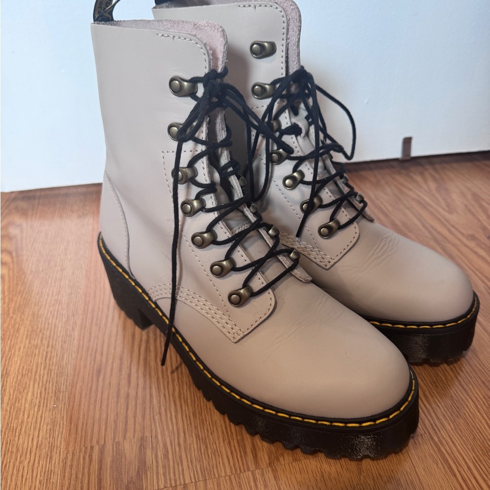 Dr. Martens Leona Women's Lace Up Platform Heel Boots Taupe Leather Size 10 NEW
